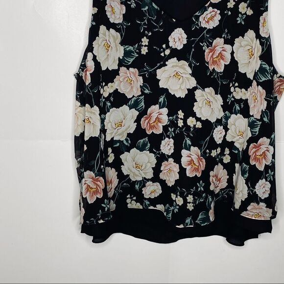 Torrid ruffle hem dark floral blouse 1/1X - Picture 3 of 7